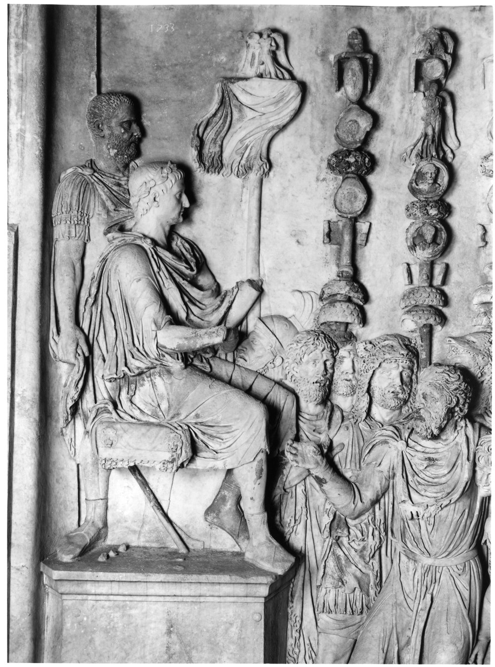 Pannelli di Marco Aurelio lato nord - L'imperatore riceve un capo barbaro ferito 8a.tif