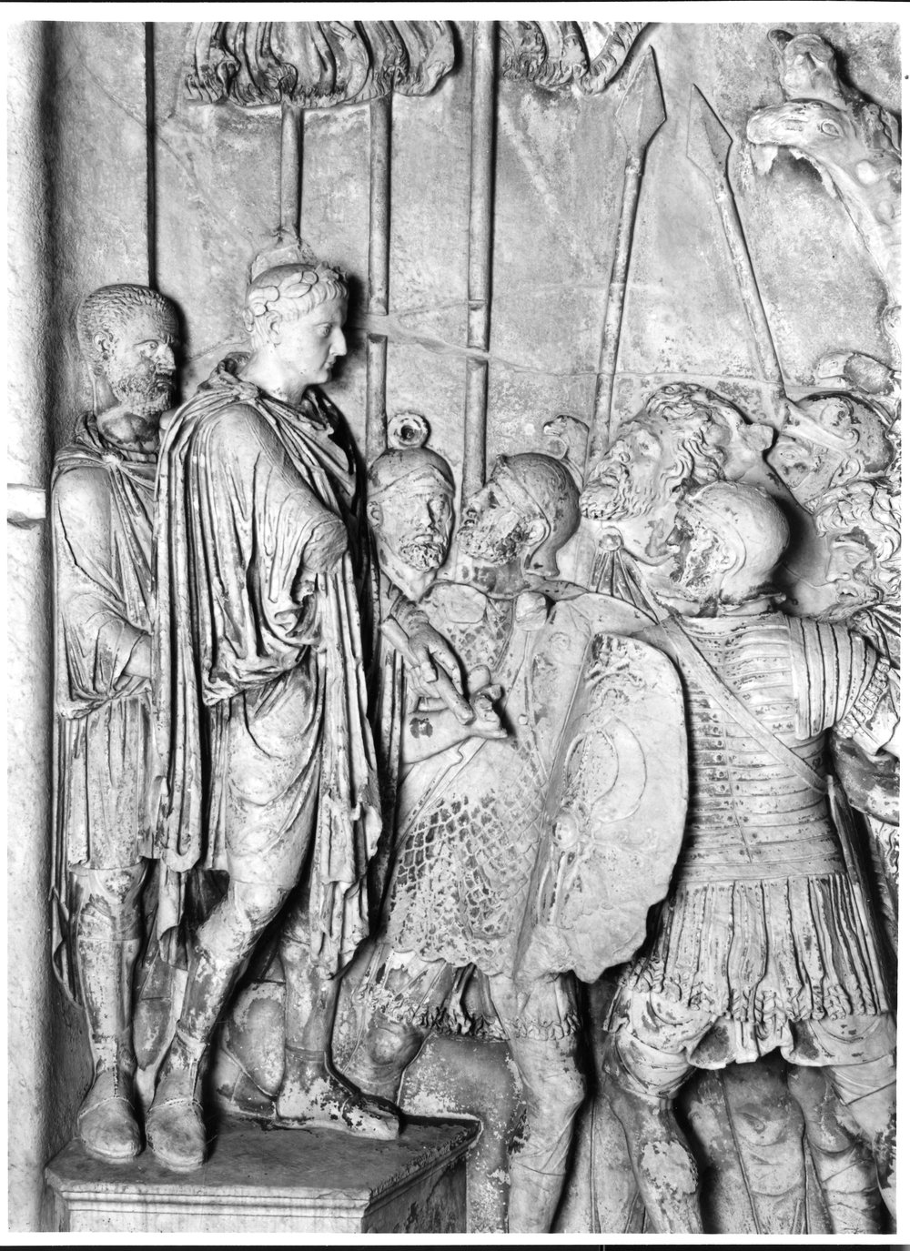 Pannelli di Marco Aurelio lato sud - Consegna di due barbari prigionieri 2a.tif