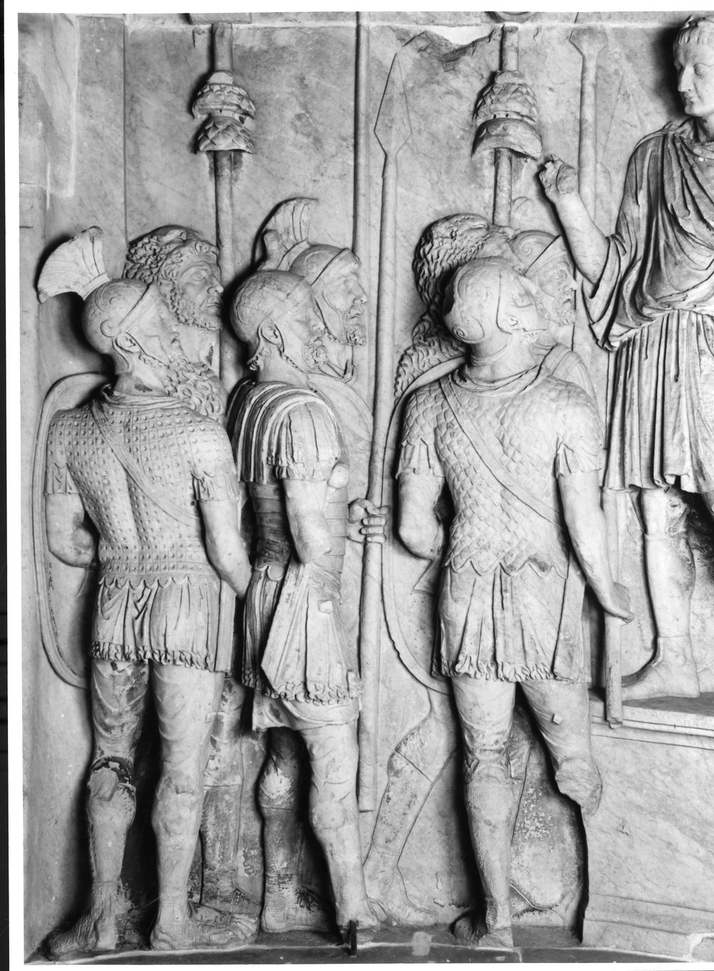 Pannelli di Marco Aurelio lato sud - L'Imperatore in atto di arringare le truppe (adlocutio) 3a.tif