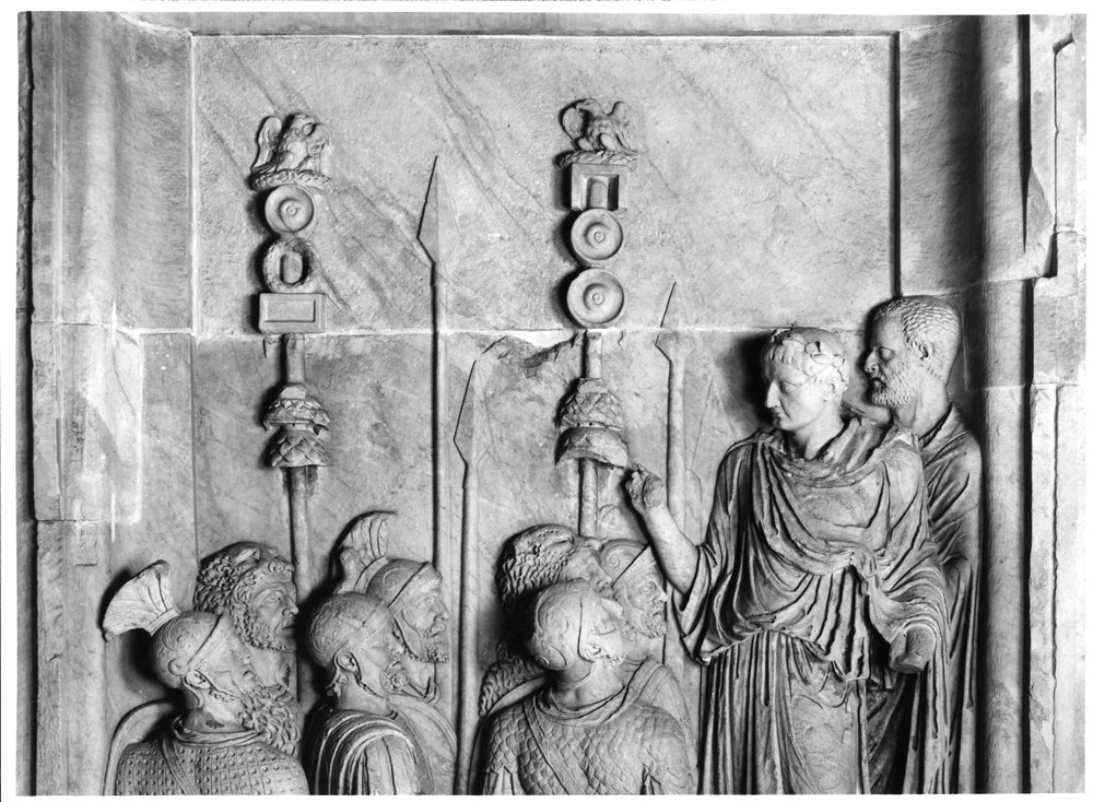 Pannelli di Marco Aurelio lato sud - L'Imperatore in atto di arringare le truppe (adlocutio) 3 c.tif