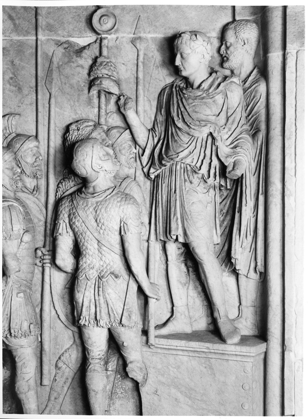 Pannelli di Marco Aurelio lato sud - L'Imperatore in atto di arringare le truppe (adlocutio) 3b.tif
