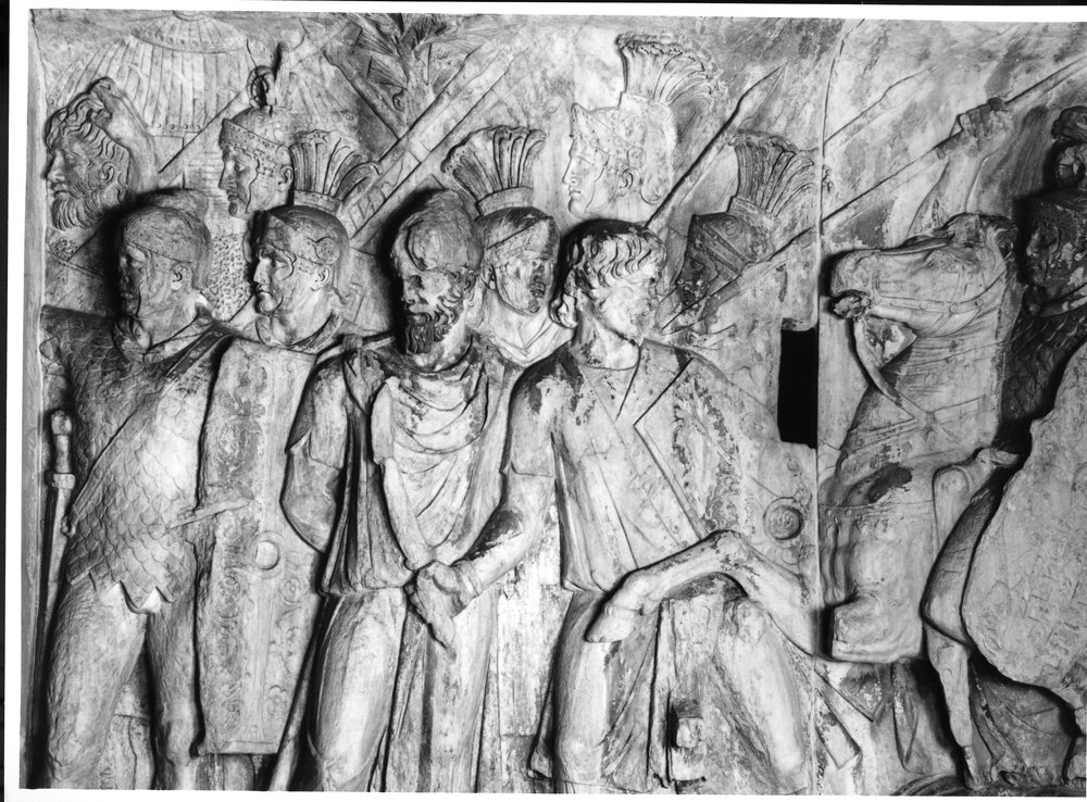 Rilievi di Traiano - attico lato ovest - Prigionieri stanti e cavalleria (4).tif