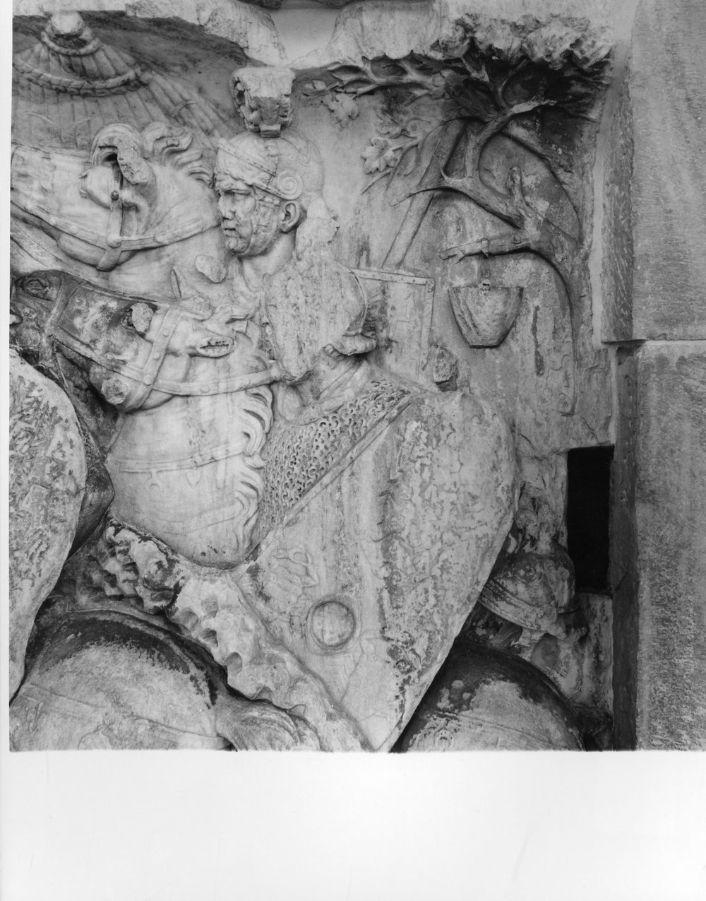 Rilievi di Traiano - attico lato ovest - prigionieri  stanti e cavalleria (5).tif