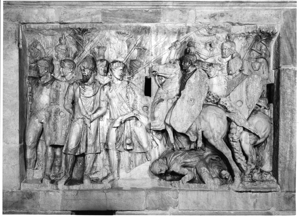 Rilievi di Traiano - attico lato ovest - Prigionieri stanti e cavalleria (1).tif