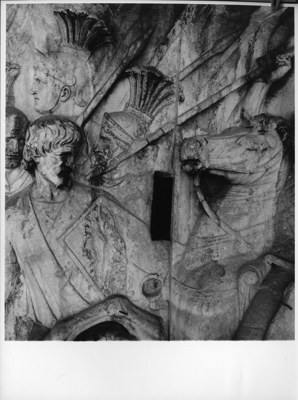 Rilievi di Traiano - attico lato ovest - prigionieri  stanti e cavalleria (2).tif