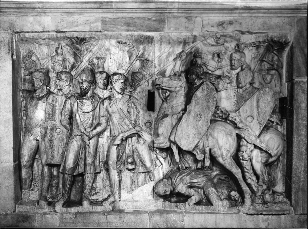 Rilievi di Traiano - attico lato ovest - prigionieri  stanti e cavalleria (1).tif