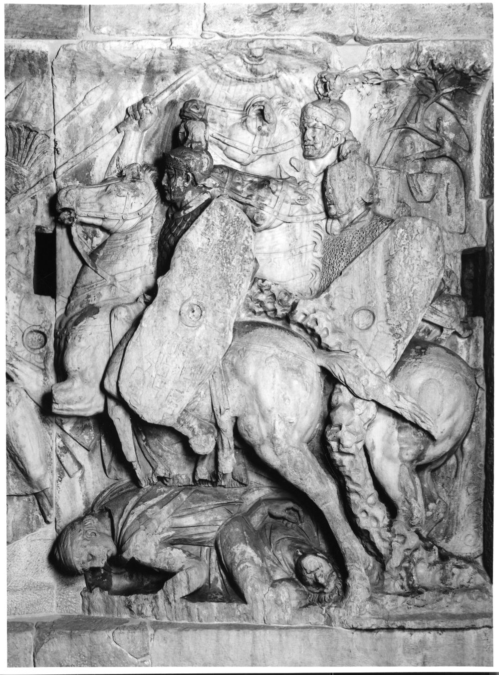 Rilievi di Traiano - attico lato ovest - Prigionieri stanti e cavalleria (3).tif