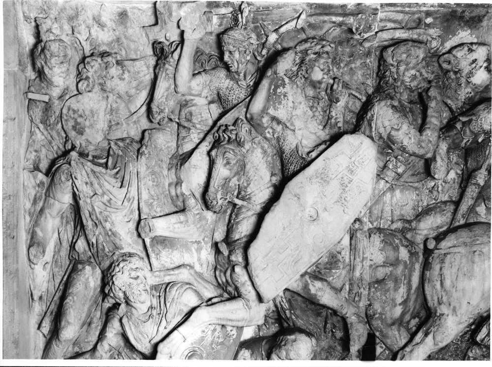 Rilievi di Traiano- attico lato est mischia tra soldati romani e barbari (1).tif