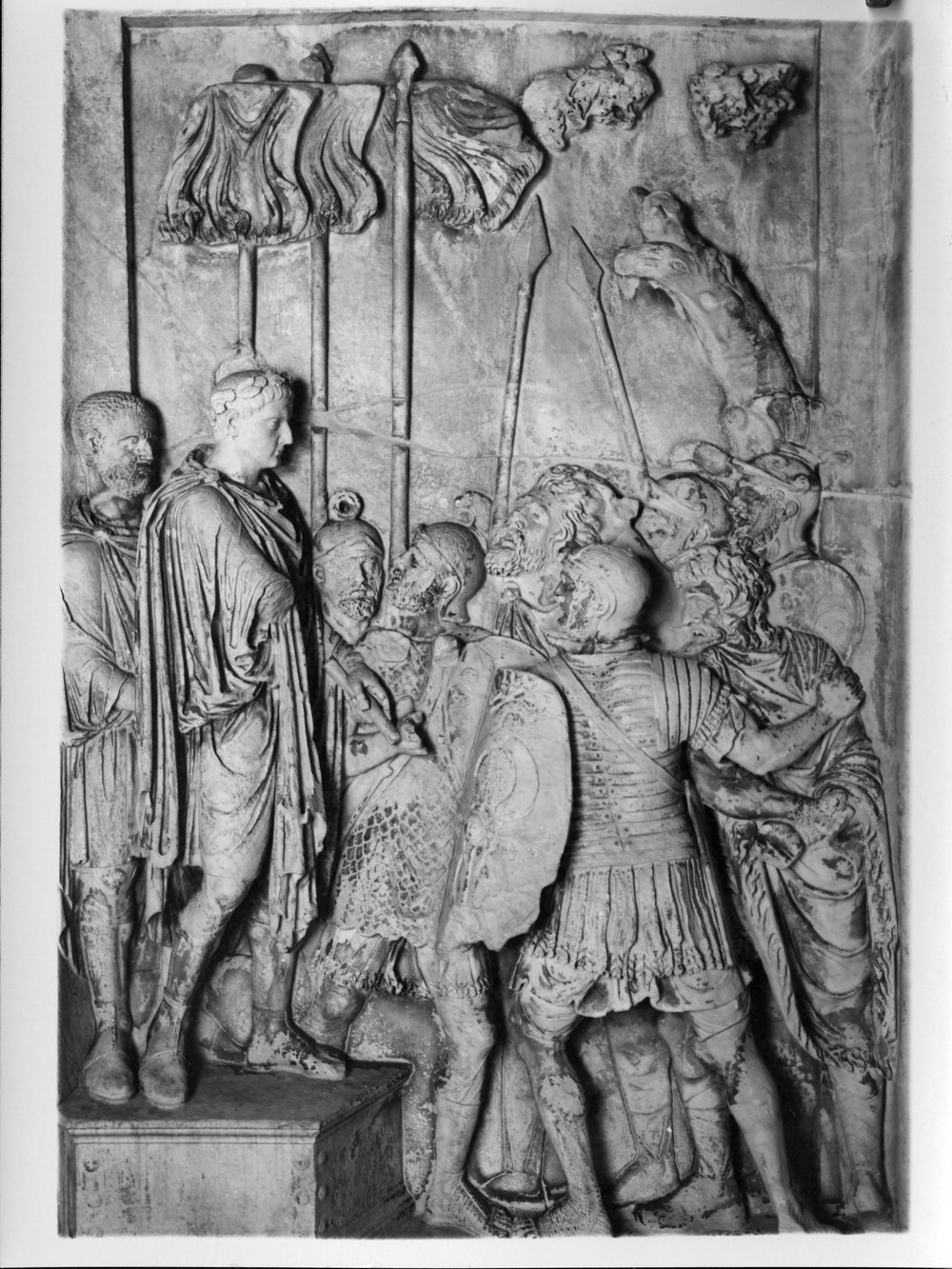 Pannelli di Marco Aurelio lato sud Consegna di due barbari prigionieri.tif