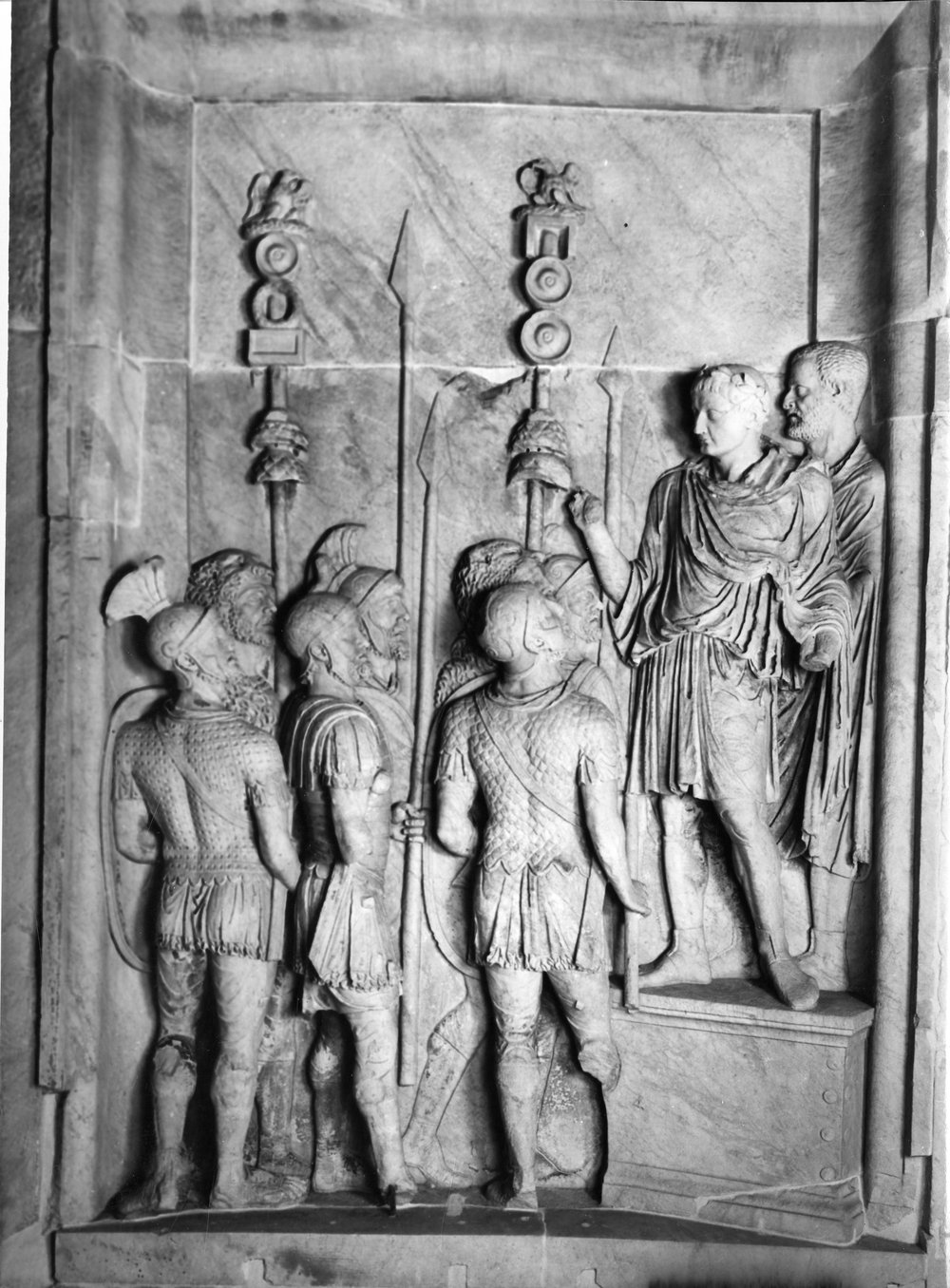 pannelli di marco aurelio lato sud l'imperatore in atto di arringare le truppe.tif