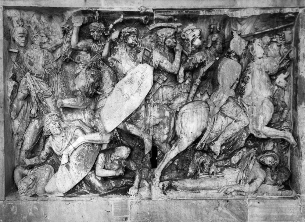 pannelli traianei lato est mischia fra soldati romani e barbari.tif