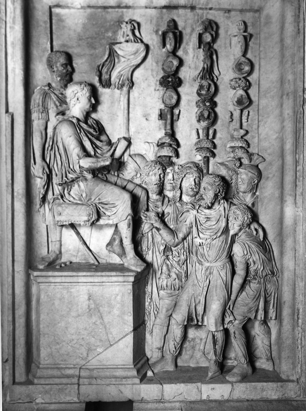 pannelli di marco aurelio lato nord l'imperatore riceve un capo barbaro ferito.tif