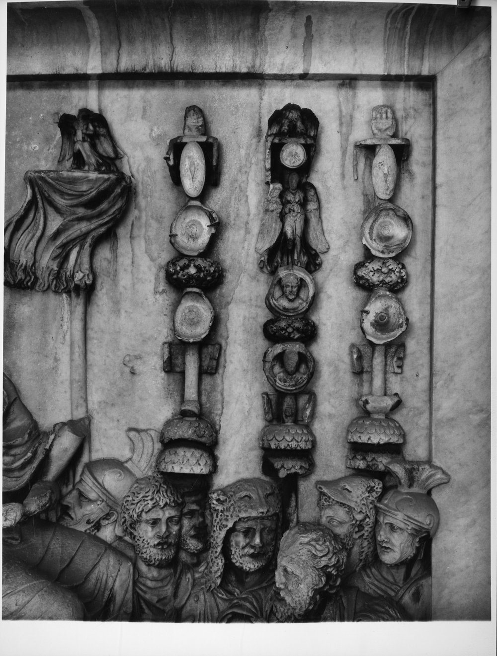 Pannelli di Marco Aurelio lato nord- L'imperatore riceve un capo barbaro ferito (2).tif