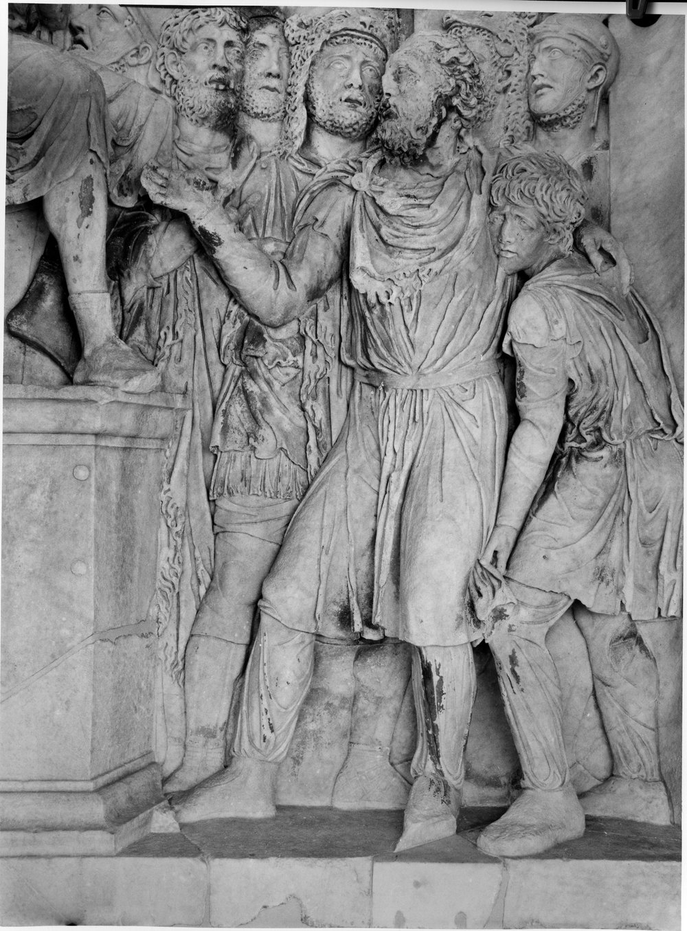 Pannelli di Marco Aurelio lato nord- L'imperatore riceve un capo barbaro ferito (5).tif