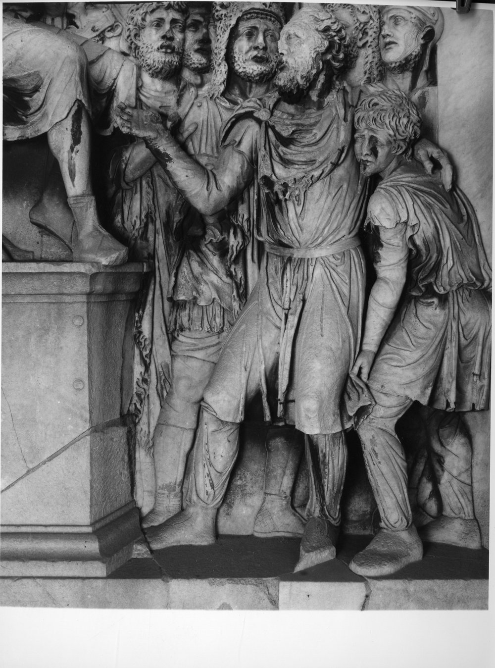 Pannelli di Marco Aurelio lato nord- L'imperatore riceve un capo barbaro ferito (4).tif