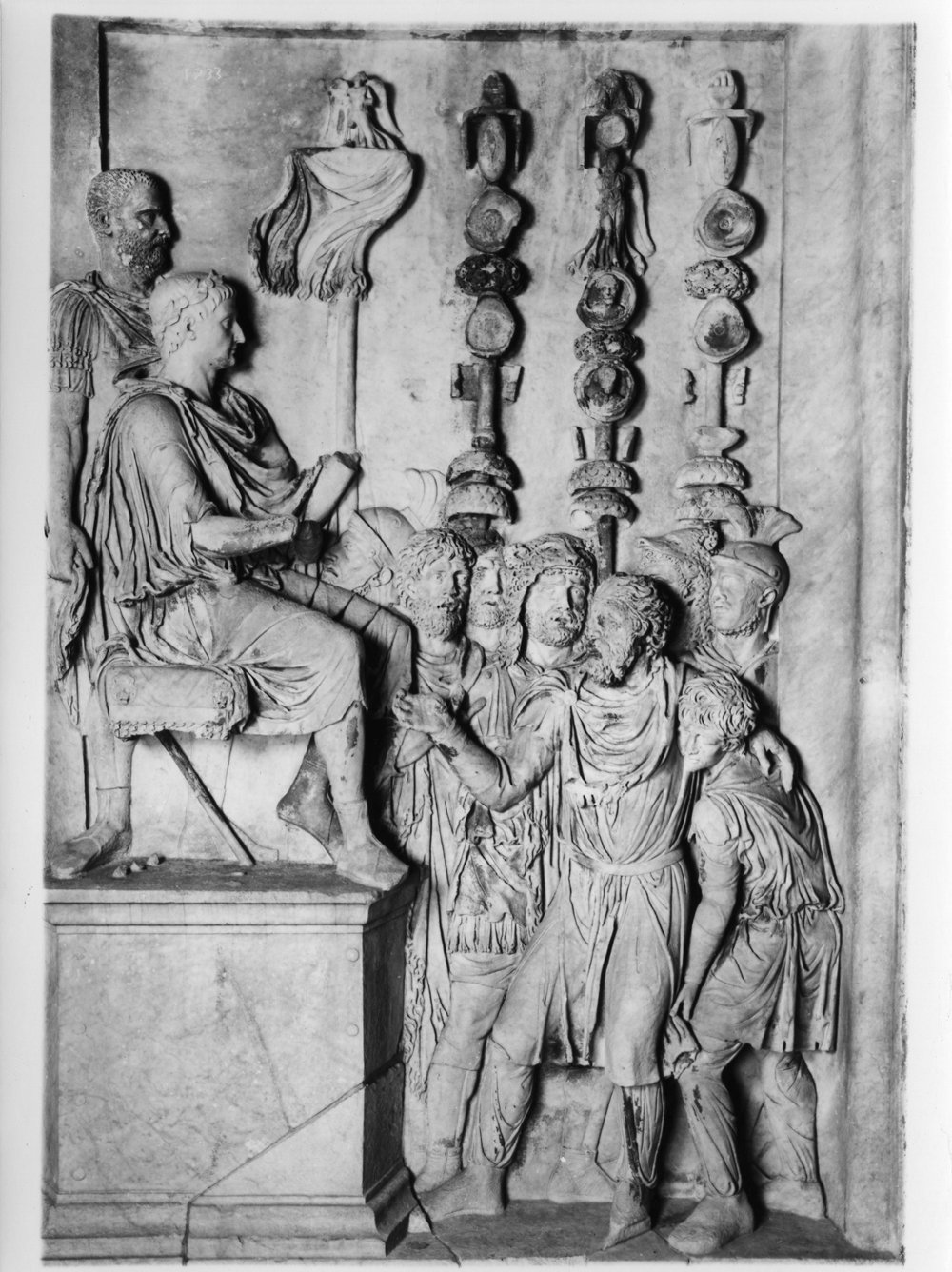 Pannelli di Marco Aurelio lato nord- L'imperatore riceve un capo barbaro ferito (1).tif