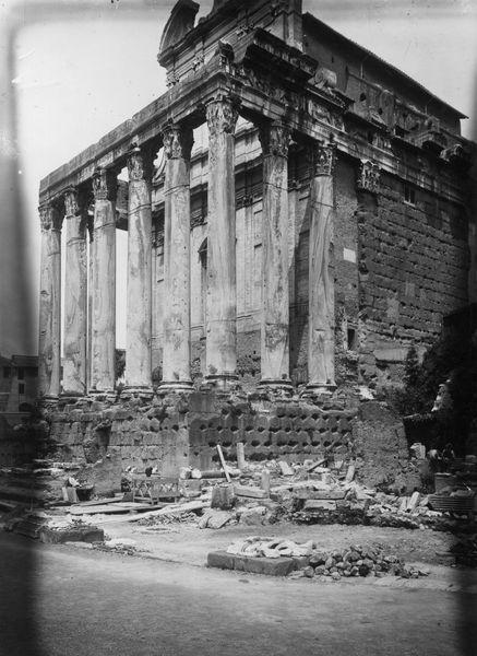 019858 - monumento - Tempio di Antonino e Faustina, veduta del angolo orientale del colonnato visto dalla Via Sacra; neg. serie F, n. 41