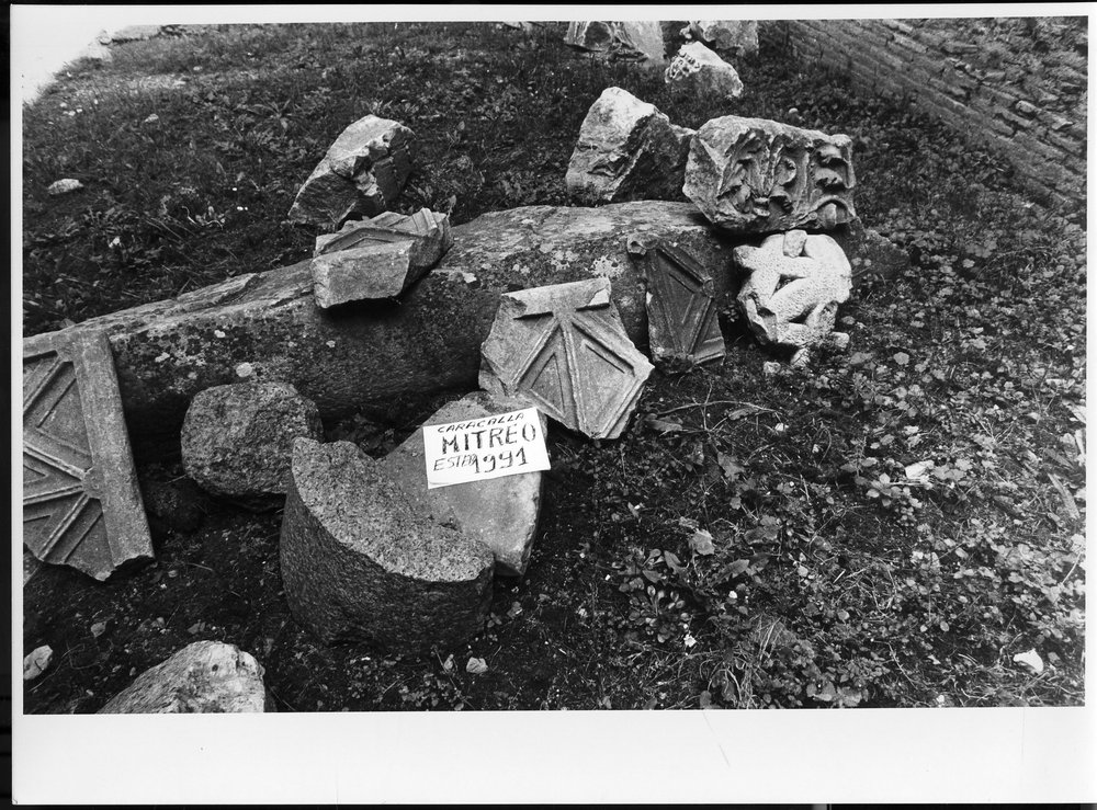 Mitreo amb. esterno 9. Film 2559-2560, Caracalla maggio 1991.jpg