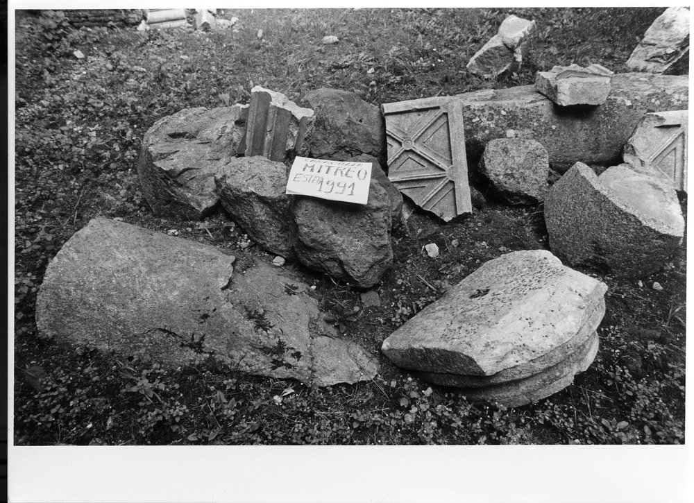 Mitreo amb. esterno 8. Film 2559-2560 Caracalla maggio 1991.jpg