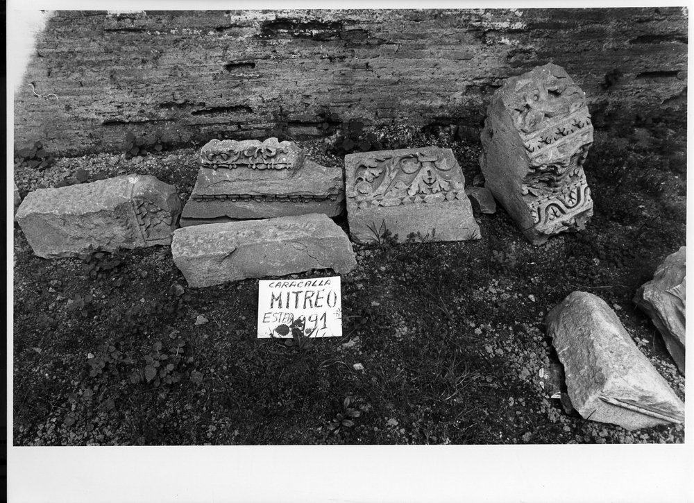 Mitreo amb. esterno 5. Film 2559-2560, Caracalla maggio 1991.jpg
