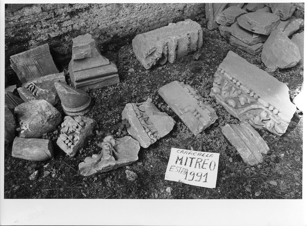 Mitreo amb. esterno 2. Film 2559-2560 Caracalla maggio 1991.jpg