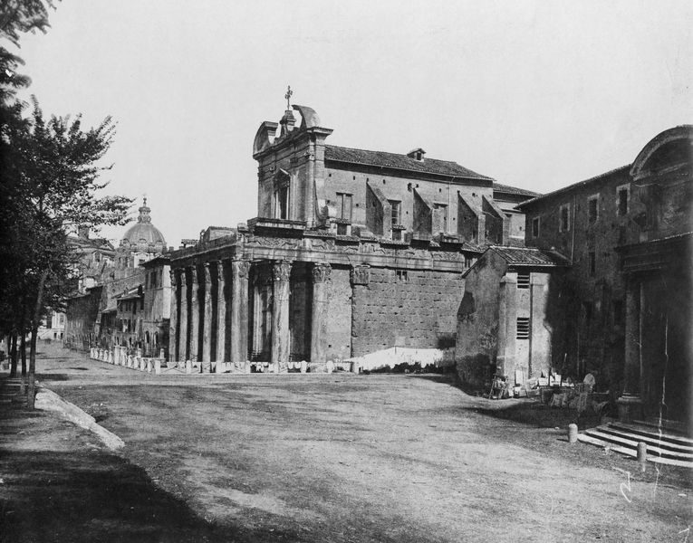 019830 - monumento - Tempio di Antonino e Faustina, veduta del angolo anteriore del fronte orientale, prima degli scavi della Via Sacra