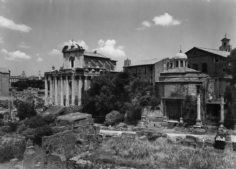 019923 - monumento - Veduta del Foro Romano, particolare del Tempio di Antonino e Faustina con il c.d. Tempio di Romolo, veduta dalle pendici settentrionali del Palatino, con Horrea Vespasiani; neg serie D, n. 6139