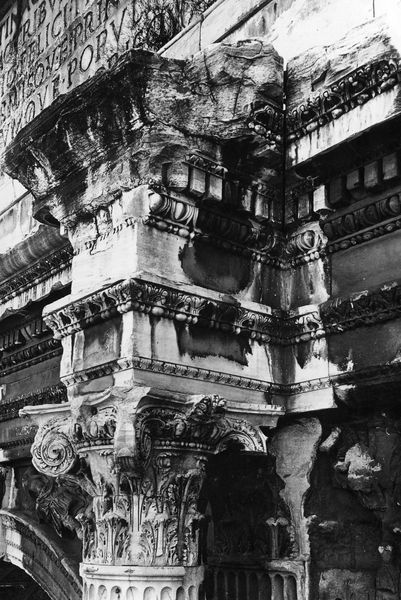 020148 - monumento - Arco di Settimio Severo, fronte est, fornice centrale, trabeazione alla destra del fornice; neg. serie F, img. n. 1946