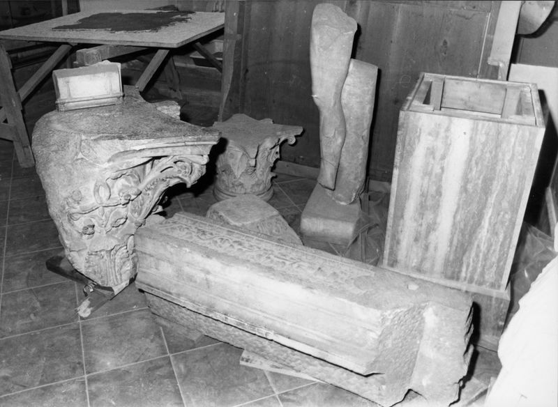 C001087 - reperto - Colosseo, settore nord, primo ordine. Blocco  di marmo con iscrizioni relative ai "loca senatorii"; neg. serie I288