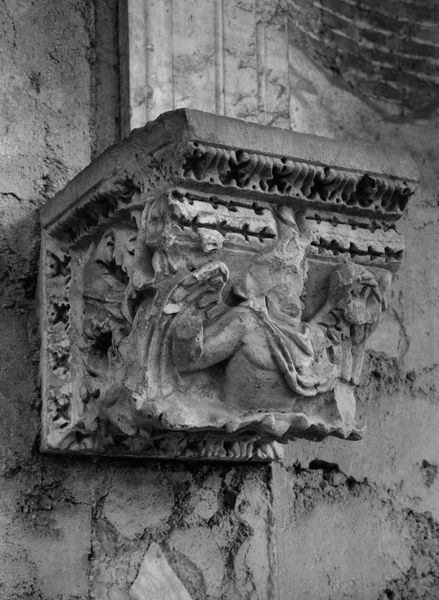 013342 - monumento - Curia, interno, parete destra, nicchia centrale, mensola di sinistra; Neg. Serie F, Nr. 2116