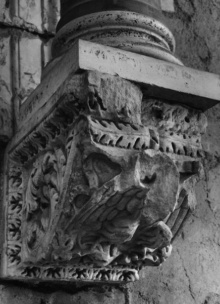 013343 - monumento - Curia, interno, parete destra, terza nicchia, mensola di destra; Neg. Serie F, Nr. 2110