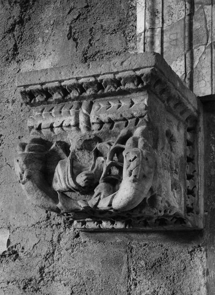 013348 - monumento - Curia, interno, parete sinistra, nicchia centrale, mensola di sinistra; Neg. Serie F, Nr. 2118