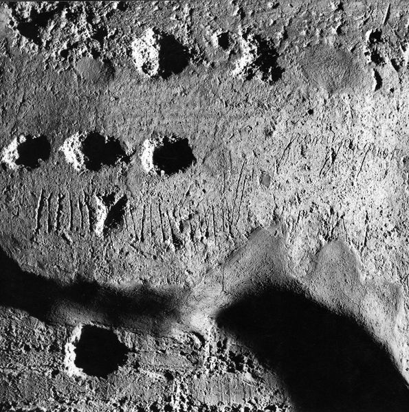 007657 - monumento - Palatino, Domus Tiberiana, ambienti sul Clivus Victoriae, piano terra, graffiti nella parte interna del vano destro dell'ingresso n. 3; neg. serie 6x6, n. 1012