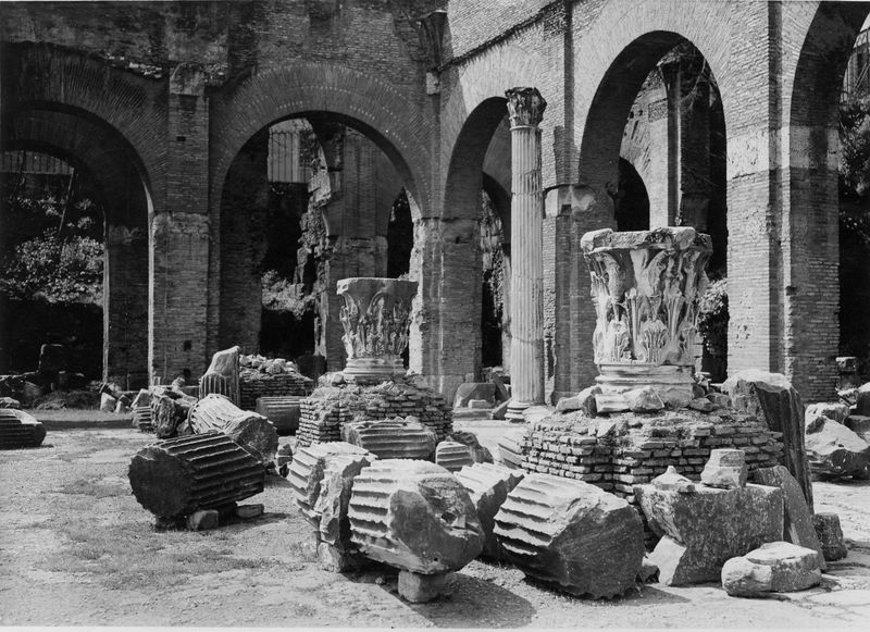 012319 - monumento - Basilica Giulia, vedute, angolo occidentale, capitelli e frammenti di colonne
