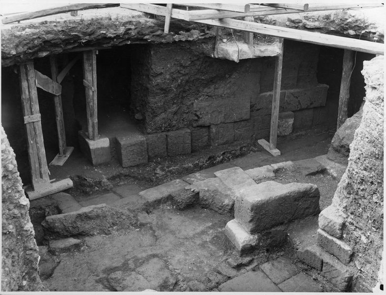 012326 - scavo archeologico - Basilica Giulia, vedute, resti di costruzioni repubblicane sotto la navata centrale, estremitÃ  orientale (scavo 1960); neg. serie F, n. 2122 e 9x12, n. 464