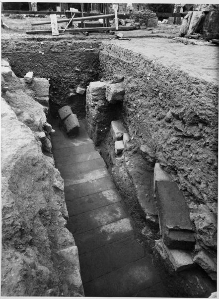012330 - scavo archeologico - Basilica Giulia, vedute, navata centrale, zona centrale (maggio 1962); neg. serie F, n. 2323
