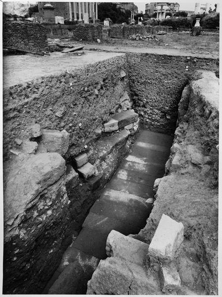 012331 - scavo archeologico - Basilica Giulia, vedute, navata centrale, zona centrale (maggio 1962); neg. serie F, n. 2324