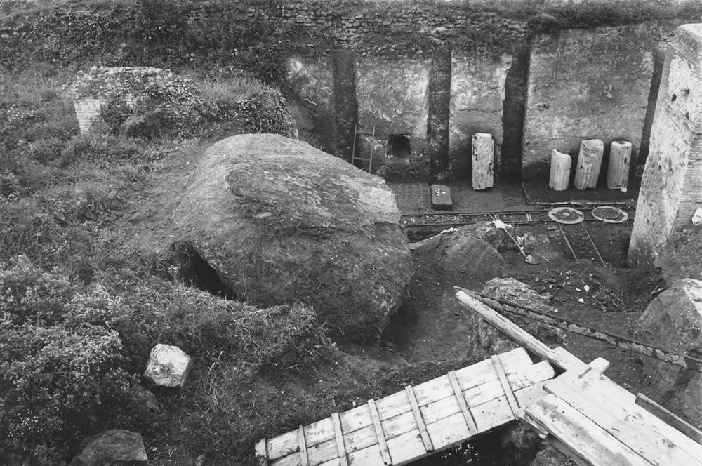 Zona O1, grosso frammento di volta con resto di lacunari a stucco (marzo 1959) LXXI, 33.JPG