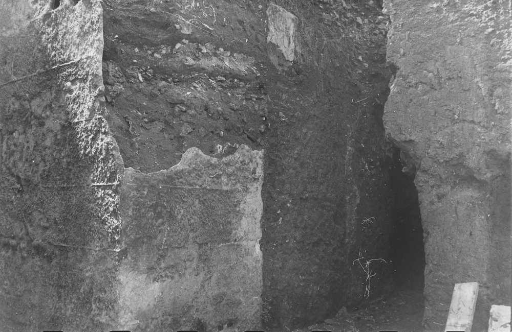 Zona augustea, ambiente ''j'' sotto al tempio parete settentrionale e occidentale con impronte blocchi (aprile 1962) LXXIX, 33.JPG