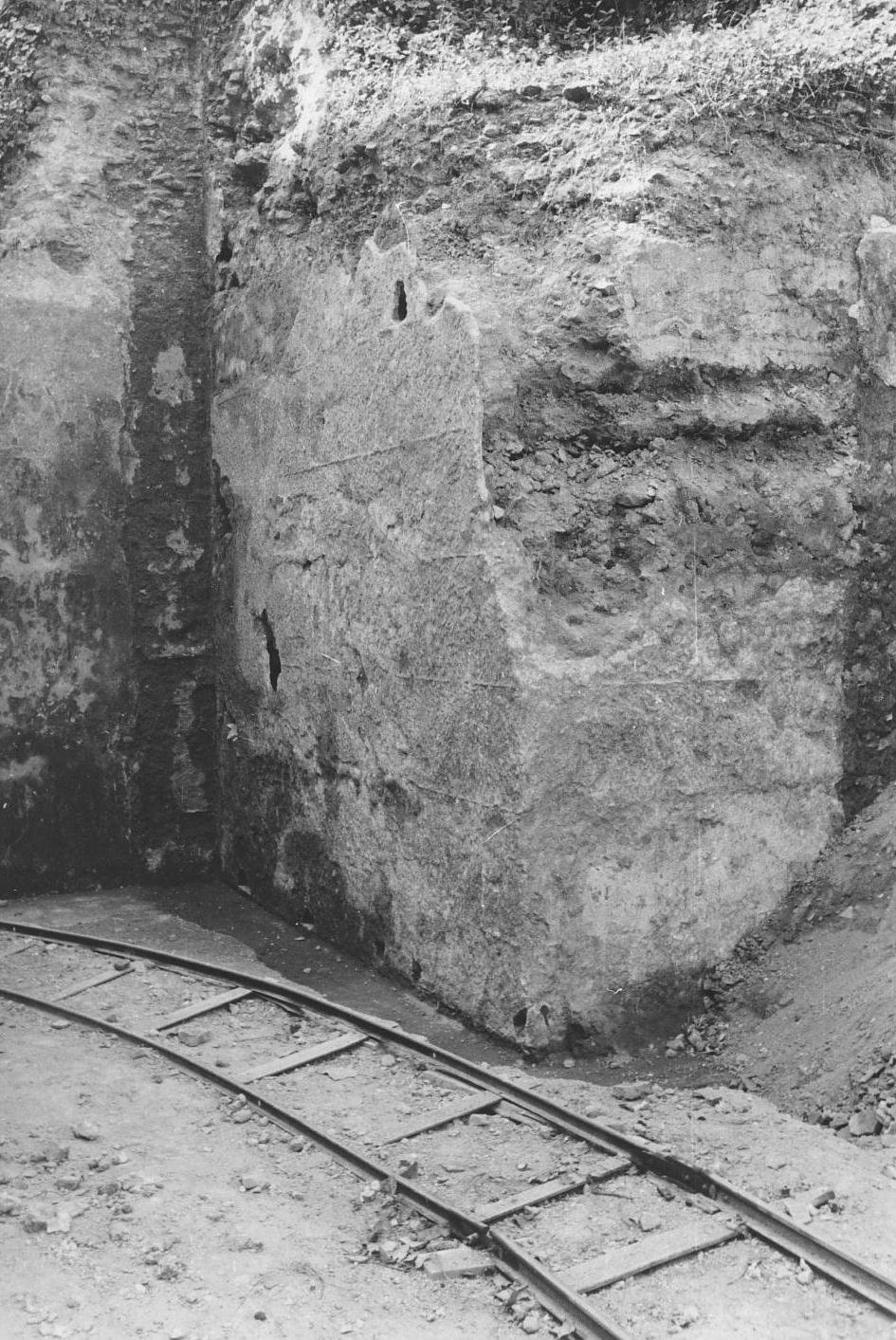 Zona S parete nord dell'ambiente ''j'' sotto al tempio (3.VII.61) LXXVII, 27.JPG