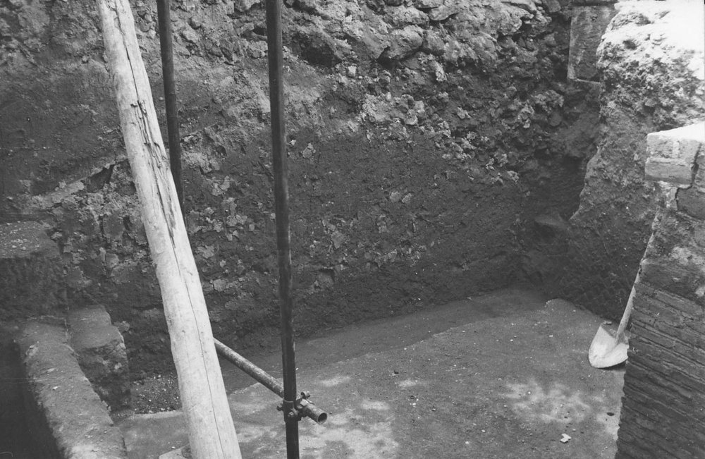 Zona augustea, ambiente N1, parete orientale (con impronta del muro a blocchi) prima del restauro LXXVII, 18.JPG