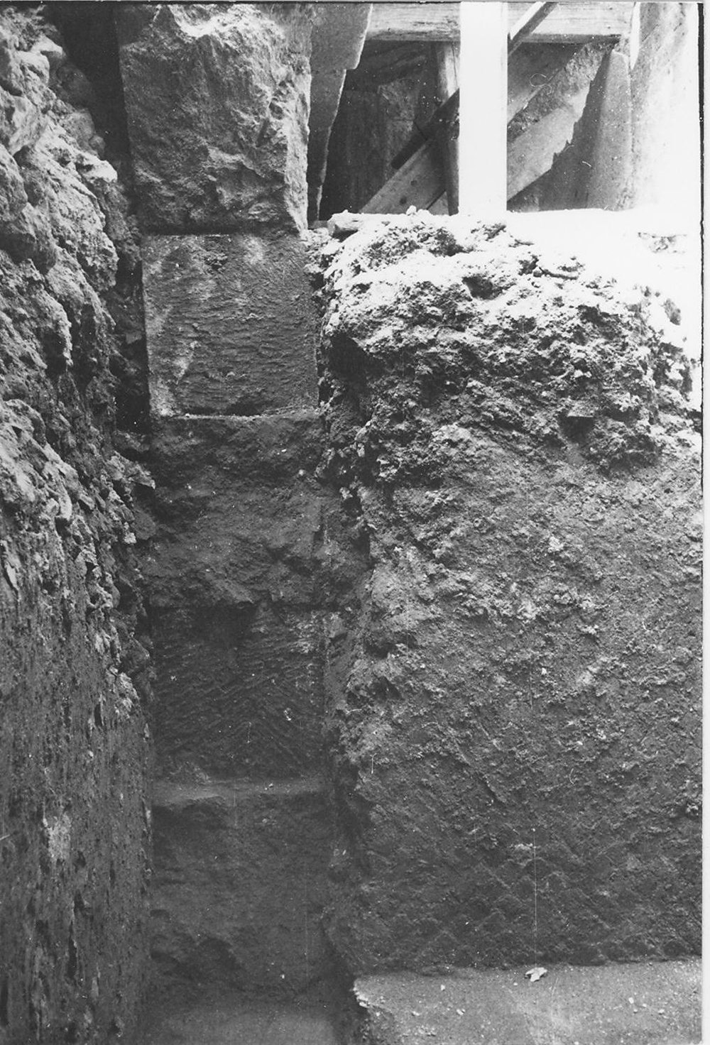 Ambiente N1, sezione parete orientale (con blocchi rimasti) LXXVII, 21.JPG