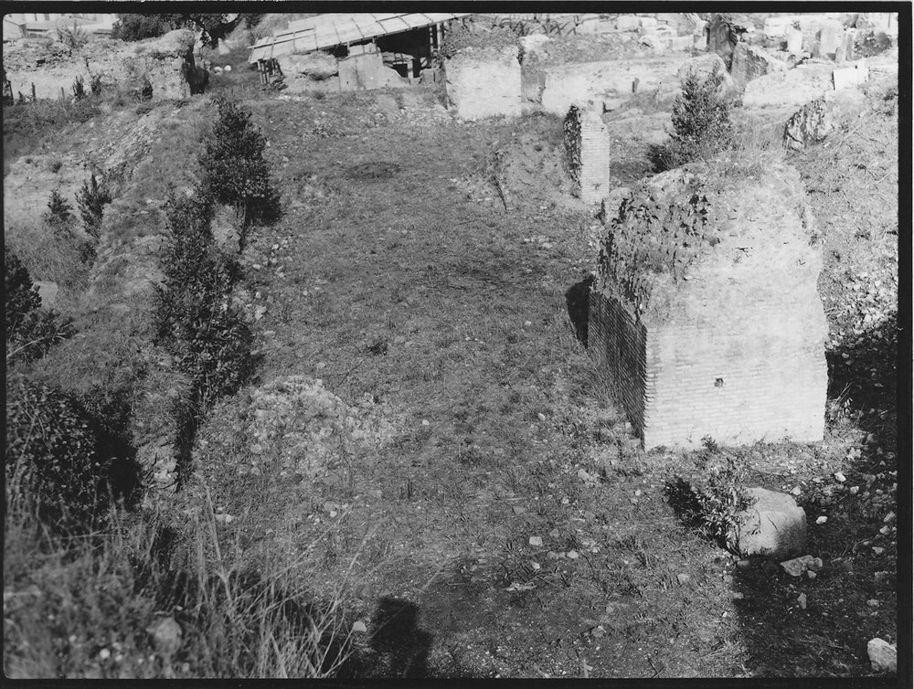 Zona auustea, prima dello scavo (dic. 1958) foro 9x12.JPG