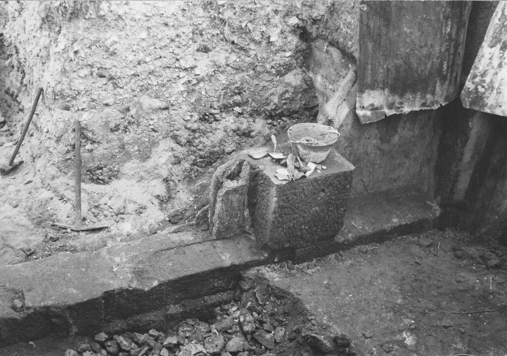 Ambiente A8, angolo N durante lo scavo giugno 1960 LXXIV, 8.JPG