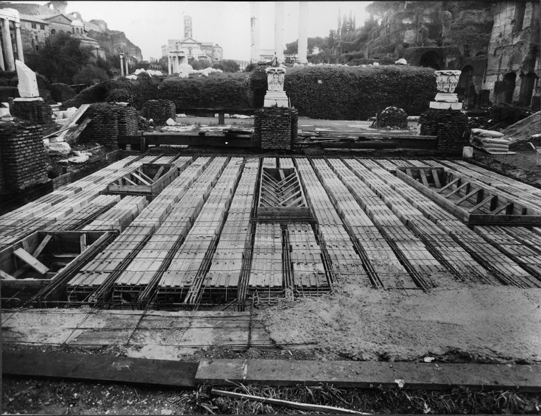 012346 - restauro - Basilica Giulia, vedute, lavori di copertura del settore orientale (dicembre 1964); neg. serie F, n. 2531