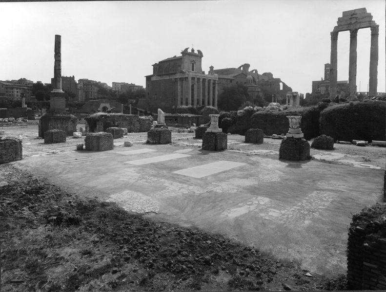 012348 - restauro - Basilica Giulia, vedute, settore orientale, sistemazione definitiva del pavimento a lastre (luglio 1965); neg. serie F, n. 2567