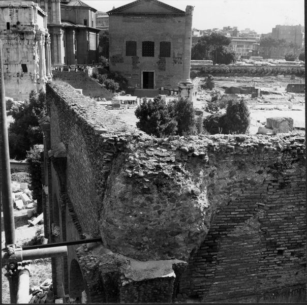 012354 - restauro - Basilica Giulia, vedute, restauri dell'angolo occidentale, particolare  (estate 1972); neg. serie 6x6, n. 2201