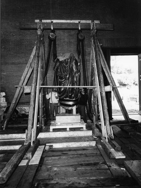 013499 - reperto - Curia, operazioni di trasporto della statua in porfido dal Chiostro di Santa Maria Nova alla Curia, 1990; Neg. Serie 6 x 6, Nr. 17644