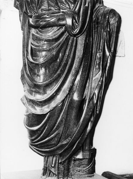 013485 - reperto - Curia, statua in porfido prima del trasferimento alla Curia, particolare; Neg. Serie 6 x 6, Nr. 17636 bis