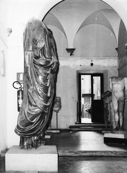 013486 - reperto - Curia, operazioni di trasporto della statua in porfido dal Chiostro alle Curia, 1990; Neg. Serie 6 x 6, Nr. 17635 bis